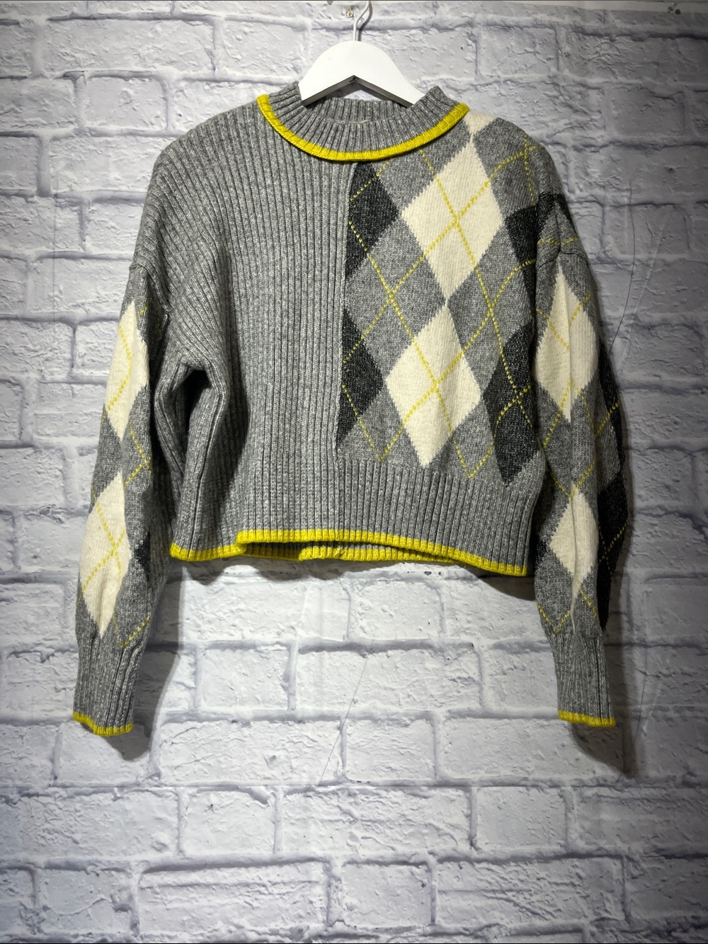 Pringle Gray Argyle Cropped Crew Sweater with Yellow Trim